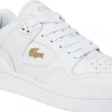 Championes Lacoste modelo Courtcage, de diseño clásico y minimalista en color blanco. Presenta el icónico logo del cocodrilo en tono dorado en el lateral y detalles de la marca en la lengüeta y la suela.