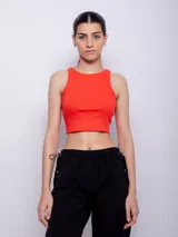 Top básico sin mangas color naranja vibrante, de tejido acanalado y corte cropped, con cuello redondo a la base.