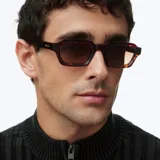 Lentes de sol con marco cuadrado de diseño retro en estampado carey y cristales polarizados en color marrón.