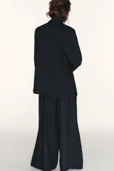 Blazer oversize de corte recto con estampado de raya diplomática, cuello con solapas de muesca, hombreras, manga larga y cierre frontal con botones. Cuenta con bolsillos de vivo en el delantero y forro interior.