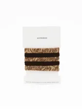 Pack de cinco coleros elásticos para el cabello, con diseño combinado en colores marrón liso y estampado animal print.