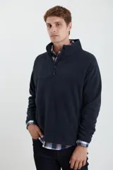 Sweater azul de polar con cuello alto y cierre parcial con cremallera.