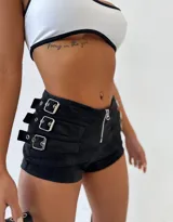 Short negro de tiro alto con cierre frontal y detalle de tres correas con hebillas plateadas en el lateral.