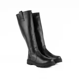 Bota de caña alta confeccionada en cuero negro, con suela track dentada y detalle de tirador en la parte superior de la caña.
