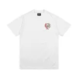 Remera blanca de algodón con logo estampado en el pecho.