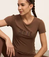 Remera deportiva marrón de poliamida con cuello redondo, mangas cortas y estampa "MOVE" en el pecho.