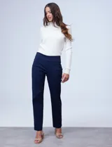 Pantalón largo color beige, de gabardina elastizada, marca Ruby Rd. Delantera con bolsillos simulados y trasera con bolsillos aplicados.