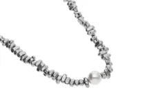 Collar de acero color plateado con pequeñas cuentas y una perla blanca central.