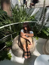 Sandalias de cuero color marrón con dos tiras anchas con hebillas metálicas y ojalillos.