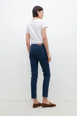 Jean slim azul oscuro, tiro medio, cinco bolsillos y corte ajustado.