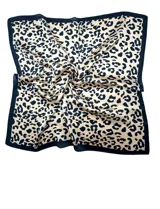 Pañuelo cuadrado de satén con estampado animal print en tonos beige y negro, con borde oscuro. Accesorio versátil de acabado suave y brillante.