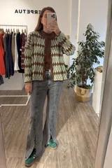 Saco tejido con diseño de rombos en tonos verde menta y marrón, con cuello redondo y cierre frontal de botones.