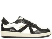 Zapatillas urbanas Schutz modelo Ben, color blanco y negro con detalles de glitter. Presentan cordones negros, logo de la marca en dorado y suela de goma.