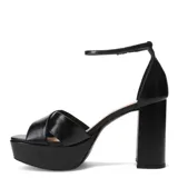 Sandalias de mujer marca Bottero, color negro, con diseño de tiras cruzadas en el empeine, plataforma delantera y taco ancho. Incluye pulsera ajustable al tobillo con hebilla metálica.