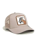 Gorra tipo trucker Goorin Bros, color beige, con visera curva, malla trasera y parche frontal bordado con diseño de una cabra y la inscripción "G.O.A.T.".