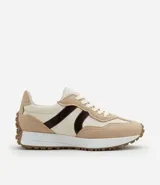 Championes estilo jogging con diseño de recortes contrastantes en tonos beige, crema y negro. Presentan cierre por cordones y suela de goma con relieve que se extiende hacia el talón.