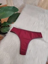 Bombacha tipo vedetina de algodón color bordo, con terminaciones en el mismo tono.