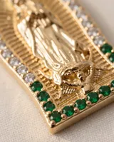 Collar de acero con baño de oro y dije de bronce con la imagen de la Virgen de Guadalupe, decorado con circonias multicolor y cadena tipo soga.