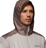 Campera cortaviento Columbia Flashback II Wind para hombre, de color gris claro con capucha y detalles en marrón en la parte superior y laterales. Cuenta con cierre frontal de cremallera y bolsillos laterales.