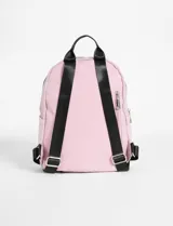 Mochila rosa de tela acolchada con cierre superior y bolsillo frontal con cierre. Tiene asa de mano y tirantes ajustables.
