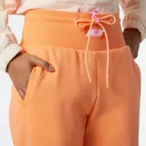 Pantalón de jogging color naranja, con cintura elástica ajustable con cordón, bolsillos laterales y puños acanalados.