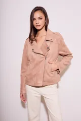 Campera tipo biker de gamuza sintética color rosa viejo, con cierre frontal cruzado, solapas con broches metálicos y bolsillos laterales con cierre.