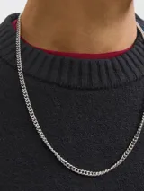 Buzo de punto de manga larga con cuello redondo y diseño holgado. Presenta puños y ruedo acanalados, con un pequeño bordado en el puño izquierdo.