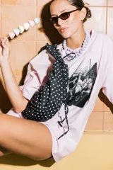 Collar de cuentas esféricas de color negro brillante con acabado pulido.