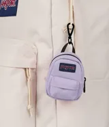 Mini mochila decorativa JanSport color negro, con bolsillo frontal y parche de la marca. Diseñada como accesorio tipo charm para colgar en bolsos o mochilas.