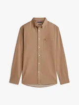 Camisa de manga larga de corte regular Tommy Hilfiger, color marrón claro, con cuello abotonado, cierre frontal de botones y un bolsillo de parche en el pecho con el logo bordado de la marca.