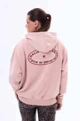 Buzo tipo canguro oversize de felpa color beige, con capucha y estampa gráfica circular en la espalda con texto y una estrella.