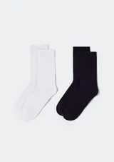Kit de dos pares de medias de caño medio en color blanco, con diseño básico y tejido suave.