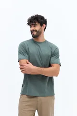 Remera básica de hombre con cuello redondo y mangas cortas, confeccionada en algodón. Presenta un pequeño logo bordado en el pecho.