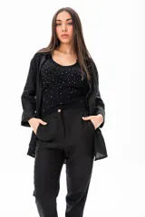 Camisa negra de algodón con corte recto, terminaciones cuidadas en los puños y botones ocultos.