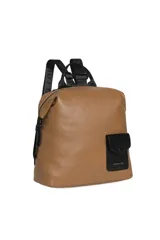 Mochila de cuero sintético negro con un pequeño bolsillo frontal con solapa y broche a presión, cierre principal con doble cursor y tiras de hombro regulables con inscripciones de la marca.