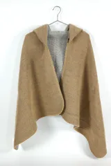 Poncho con capucha de tejido de punto, diseño reversible en color tostado y gris, con bordes terminados en costura a contratono.