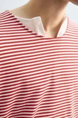 Camiseta de manga larga con ajuste relajado, cuello redondo y estampado de rayas horizontales en color rojo y blanco.