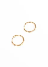 Par de aros tipo argolla de acero quirúrgico hipoalergénico color dorado.