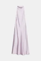 Vestido largo de satén color lila, con cuello halter y diseño fluido.