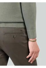 Sweater de punto con cuello redondo, diseño liso y puños y ruedo acanalados.