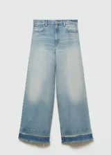 Jeans wide leg de tiro medio, confeccionados en tejido de algodón estilo vaquero, con diseño de cinco bolsillos, cierre de cremallera y botón, y bajo deshilachado.