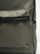 Mochila Forum Active con estampado tie-dye en blanco y negro, con un compartimento principal grande con cierre, un compartimento frontal pequeño con cierre y un bolsillo lateral abierto con elástico.
