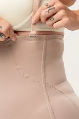 Body modelador color piel, con breteles desmontables, terminación de puntilla en pierna con efecto antideslizante y refuerzos laterales. Ideal para post-lipoaspiración o para modelar la figura.