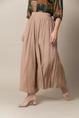 Pantalón ancho de seda color negro, con cintura elastizada y caída fluida.