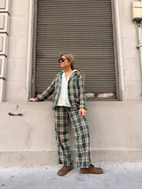 Pantalón de corte recto y tiro alto con estampado de cuadros en tonos verdes, beige y negro.
