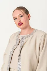 Chaqueta negra de crepe con solapas y borde frontal con lentejuelas. Corte recto y mangas largas.