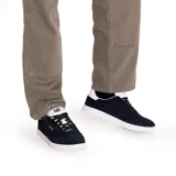 Zapatillas Caterpillar Pause Retro para hombre, color negro con detalles en blanco. Capellada de gamuza, forro reciclado, plantilla de espuma EVA, suela de goma resistente y ajuste con cordones.