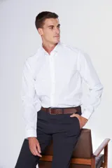 Camisa de vestir blanca de manga larga, con cuello camisero estructurado, cierre frontal de botones y puños con botones.