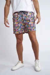 Short de baño con cintura elástica y cordón ajustable, confeccionado en tela ligera de secado rápido. Presenta un estampado botánico integral en tonos amarillos, blancos y azules, con dos bolsillos delanteros y uno posterior.