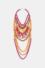 Collar tipo cascada compuesto por múltiples hileras de cuentas de madera en diversos tamaños y colores, incluyendo tonos rojos, rosados, naranjas y marrones.
